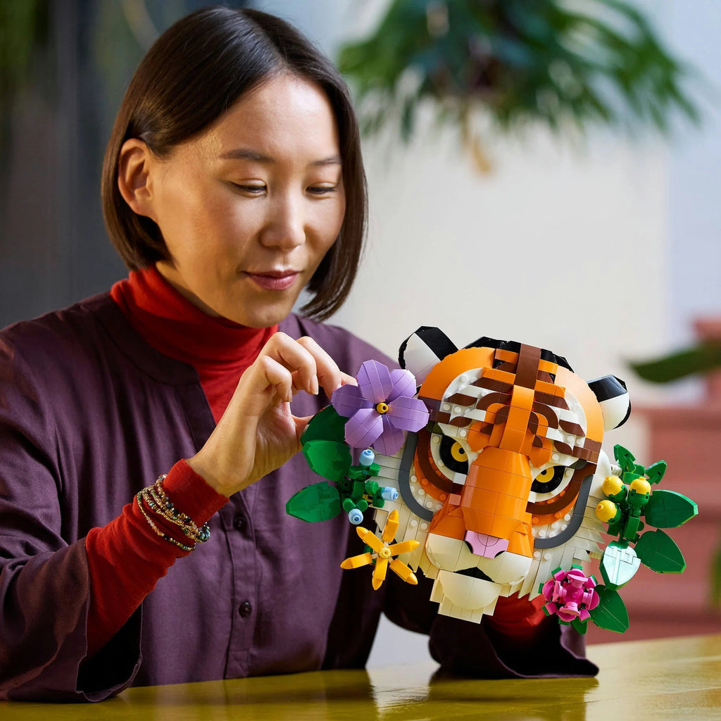 LEGO 3D-Kunstwerk mit Tiger und dekorativen Pflanzen