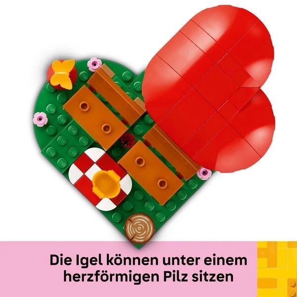 LEGO Tier-Set mit zwei Igeln unter einem Herzpilz und Picknickzubehör
