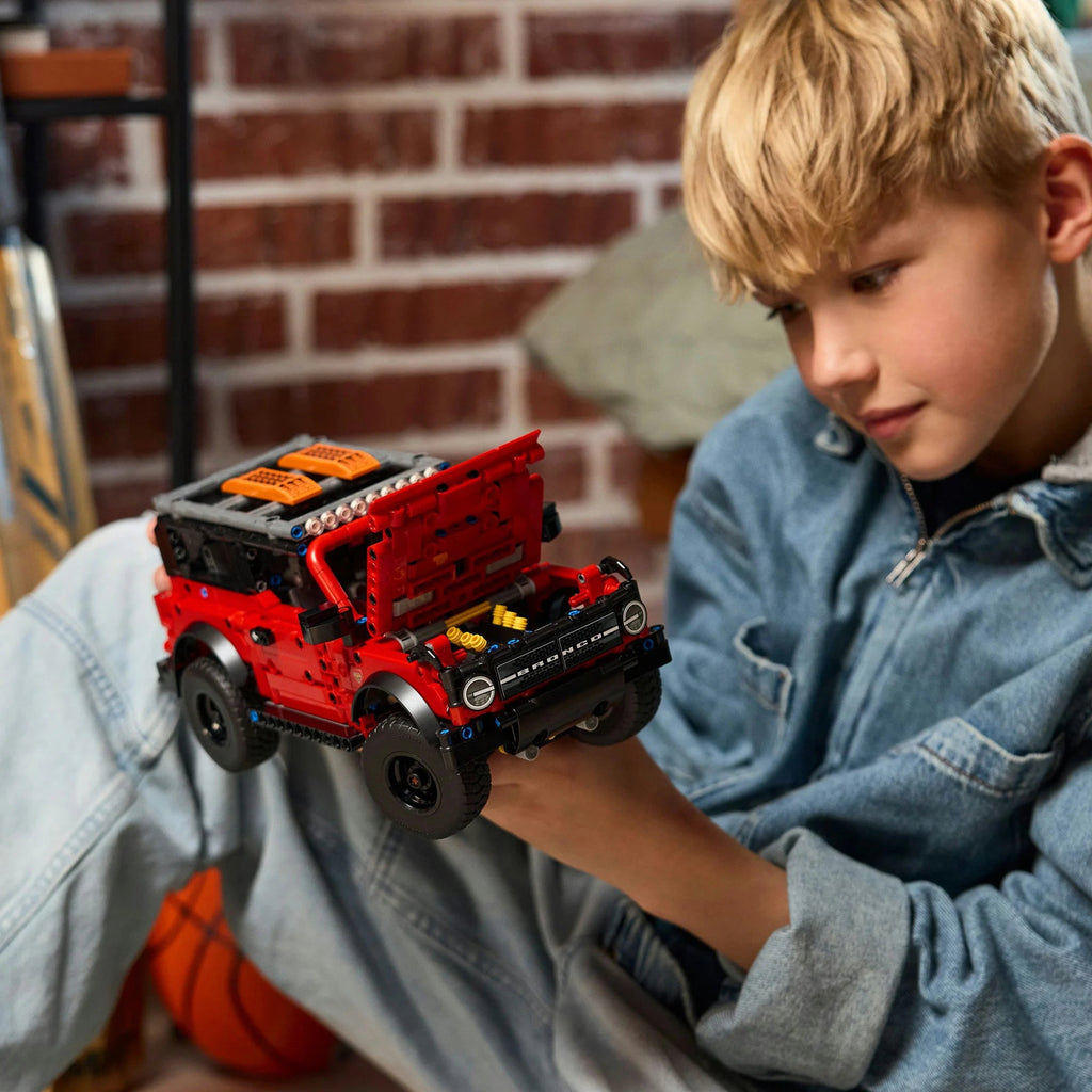 LEGO 42213 Offroader mit V6-Motor und gefederter Achse