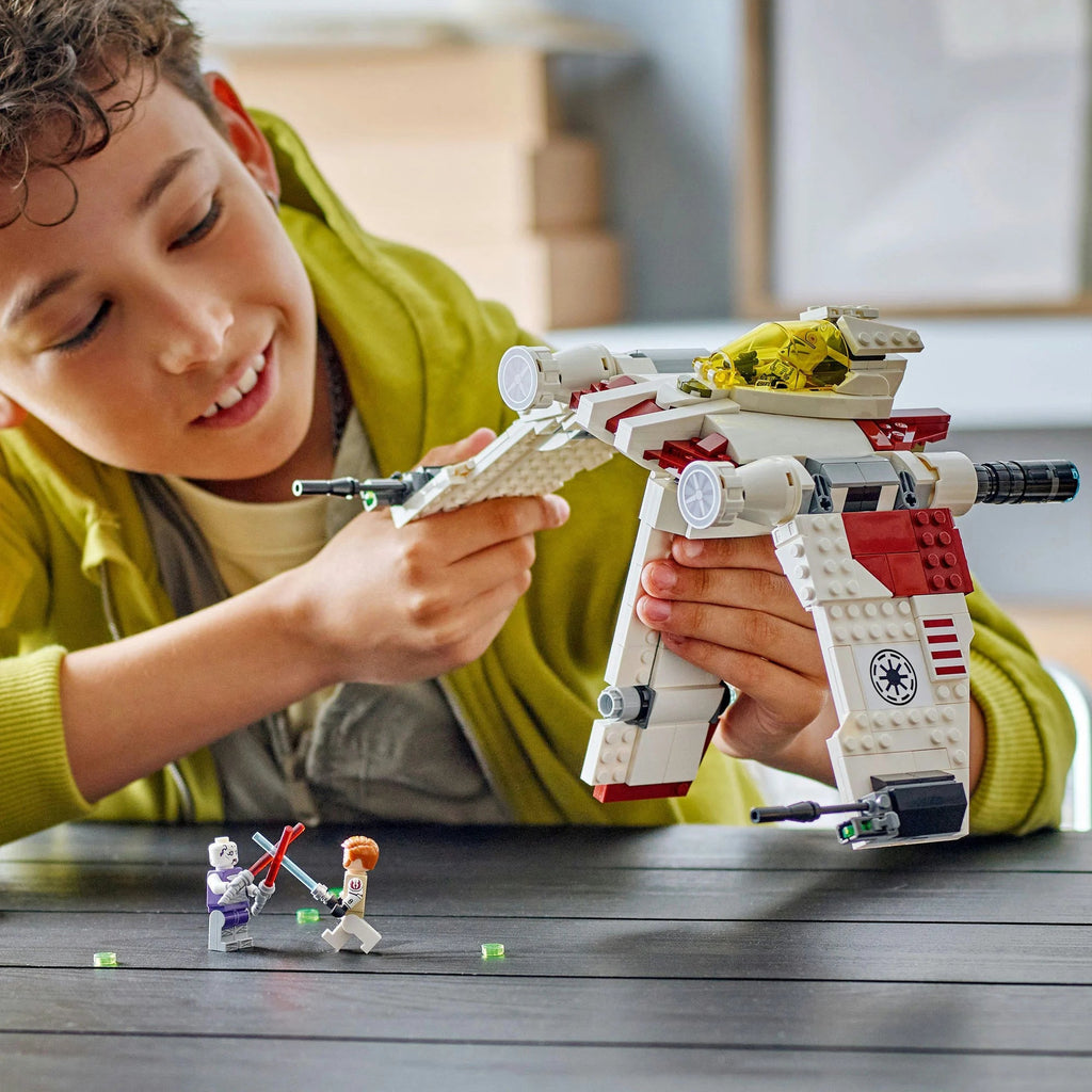 Lichtschwert-Kampf mit LEGO Obi-Wan und Ventress im Set
