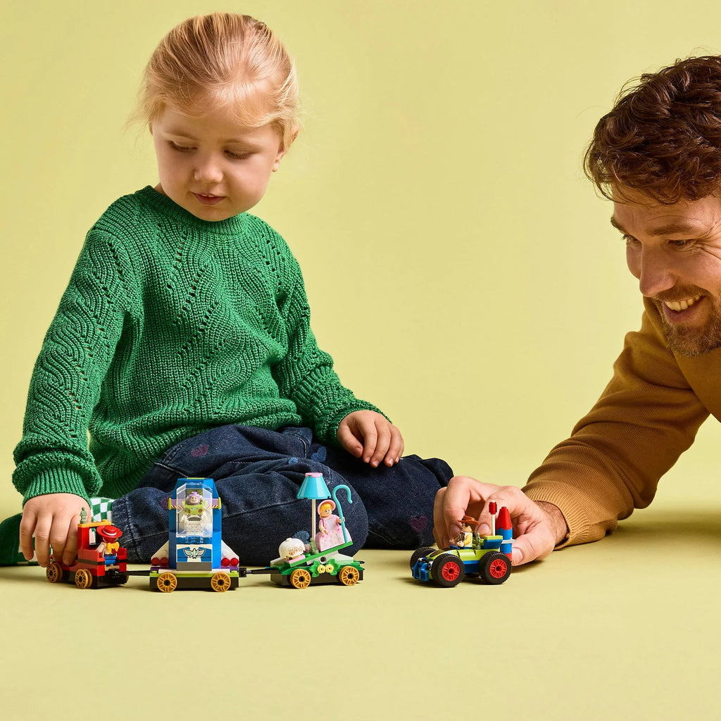LEGO Disney 43264 Toy Story Partyzug & Auto RC – Zugspielzeug ab 4 Jahren