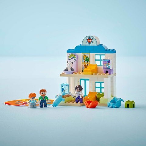 LEGO DUPLO Arztspielset mit zweistöckigem Krankenhaus und Rollstuhl
