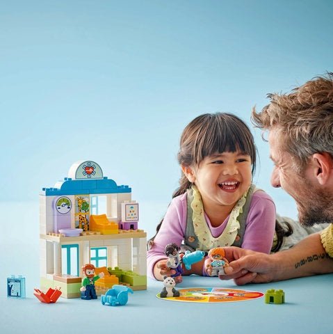 DUPLO Krankenhaus mit Arzt, Kind, Erwachsenem und Teddy zum Spielen
