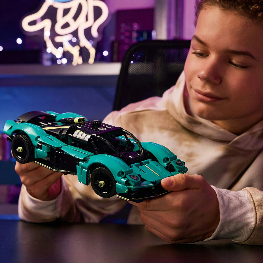 LEGO Technic 42208 Aston Martin Valkyrie – V12-Motor & Flügeltüren
