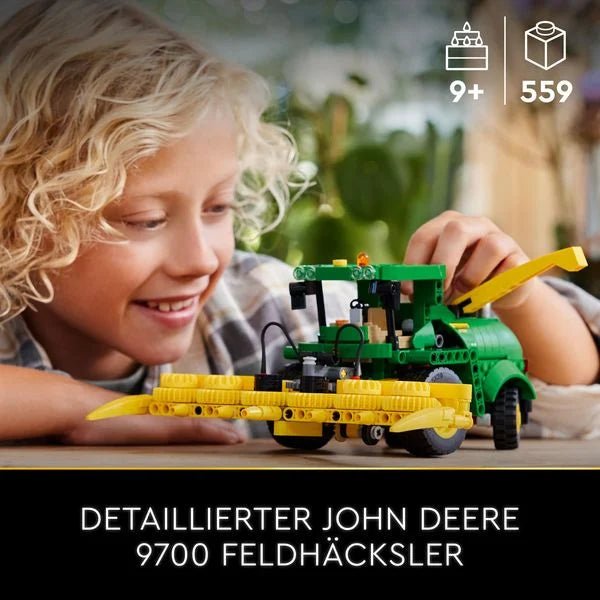 Seitliche Ansicht des LEGO Technic Feldhäckslers mit Erntevorsatz
