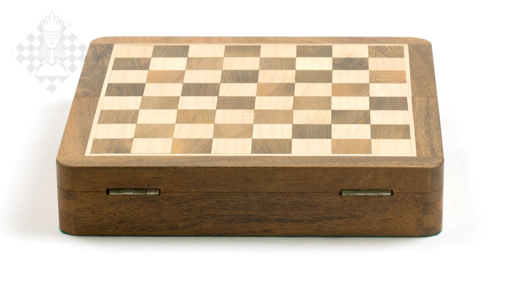 Geschlossene Schachkassette mit Intarsien und Zierader
