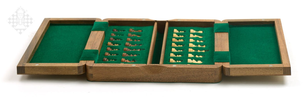 Magnetische Schachkassette aus Akazie geöffnet
