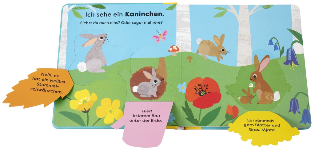 Aufgeschlagenes Buch mit Waldtieren und Mitmachtext ab 18 Monaten
