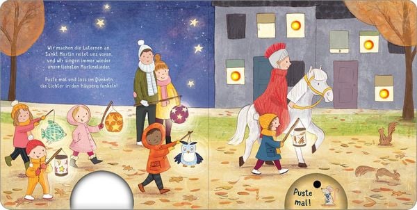 Kind pustet ins Buch – Laternen leuchten auf jeder Seite

