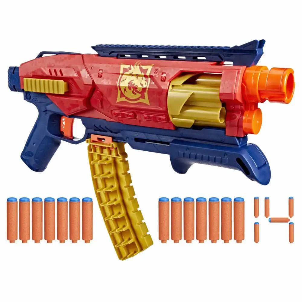 Kind spielt mit Nerf Loadout Recon Blaster im Garten
