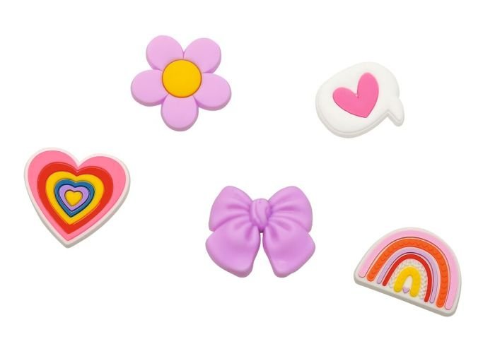 Silikon-Charms einzeln neben dem Notizbuch arrangiert
