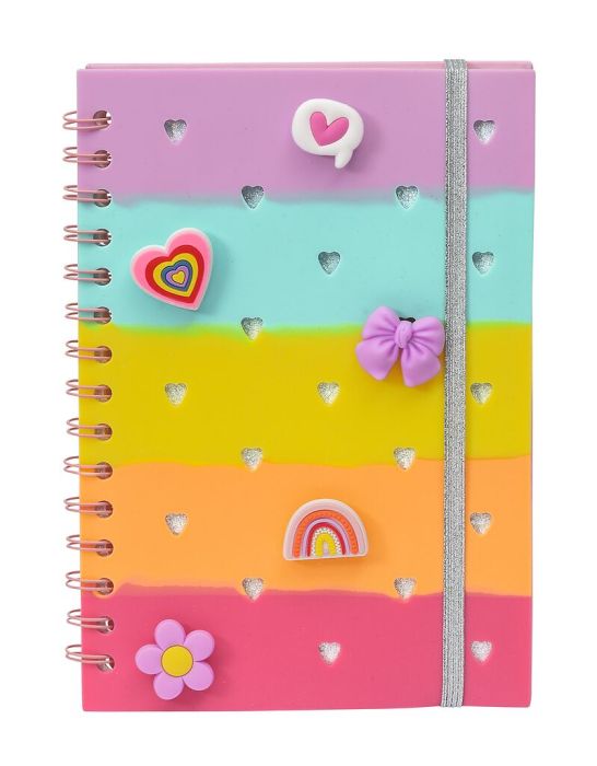 Vorderseite des Notizbuchs mit aufgesteckten Charms
