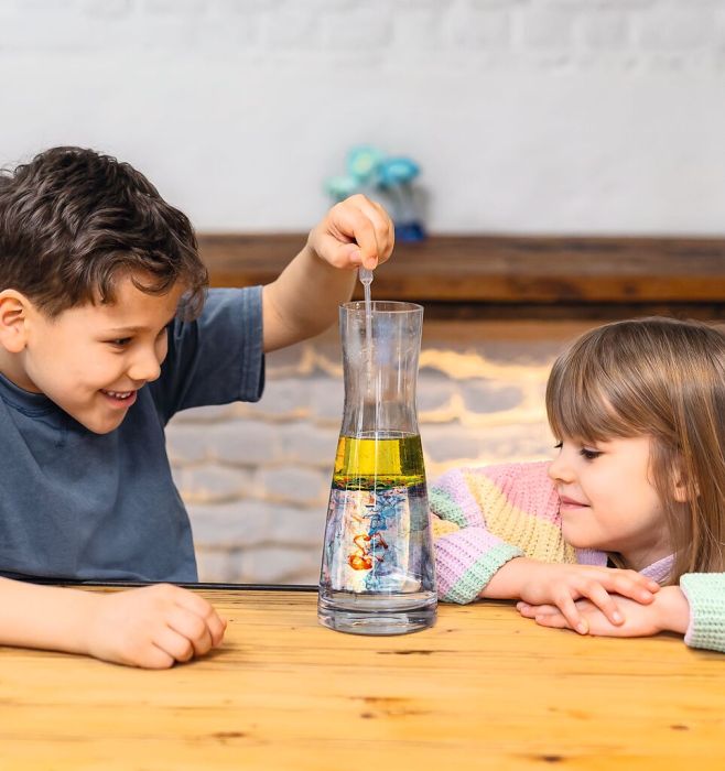 Kinder entdecken Farben im Experimentierset PhänoMINT
