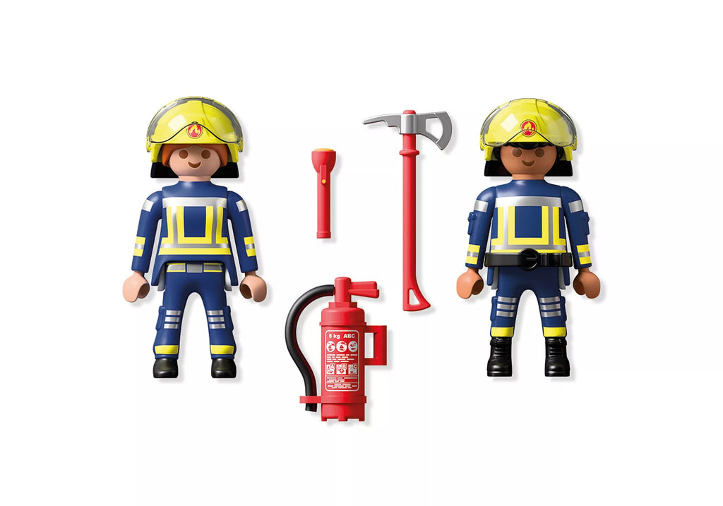 Feuerwehrfrau mit Taschenlampe und Schutzhelm