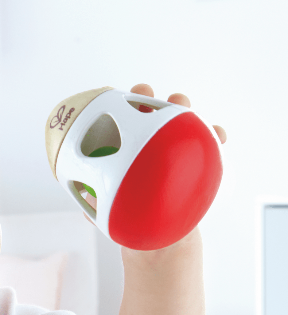 Rassel mit Öffnungen für einfaches Greifen von Babys