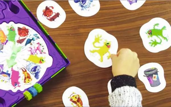 Spielfeld mit Glibberklecksen und Figuren – Reaktionsspiel
