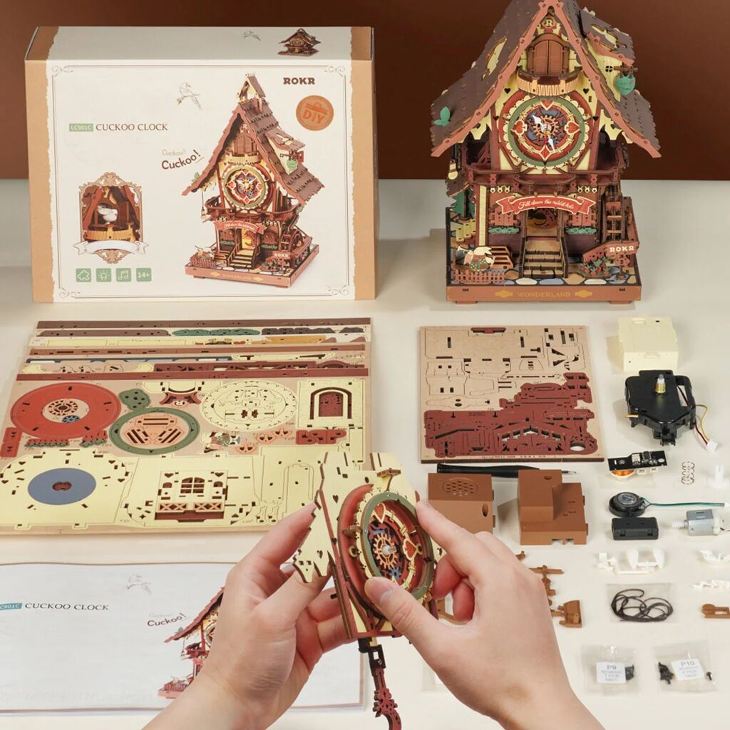 ROKR Kuckucksuhr Bausatz aus Holz im Wunderland-Design
