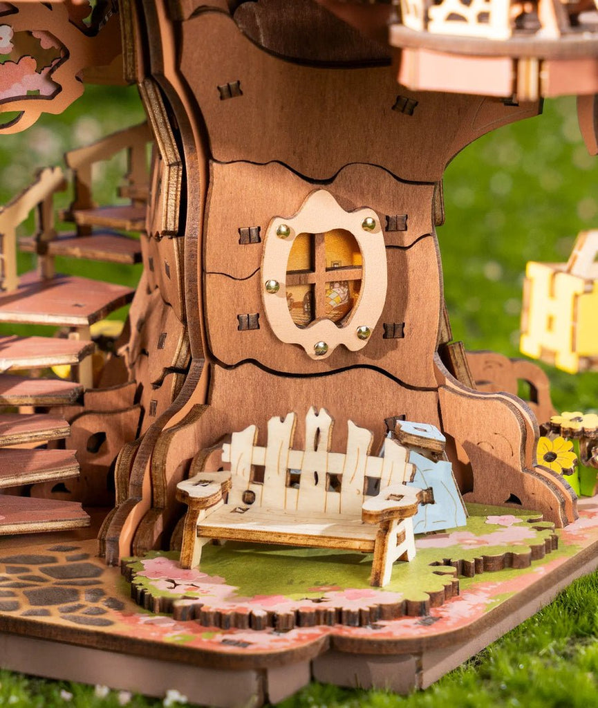 ROKR TGS04 Baumhaus Holzbausatz mit Deko und Schaukelstuhl
