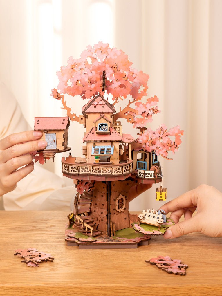Sakura Tree House Holzmodell ROKR mit Wendeltreppe

