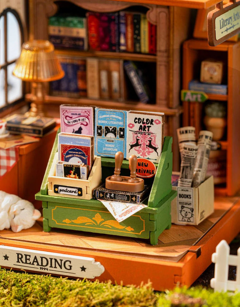 The Muse Bookshop Holzbausatz ROKR mit Möbeln und Büchern
