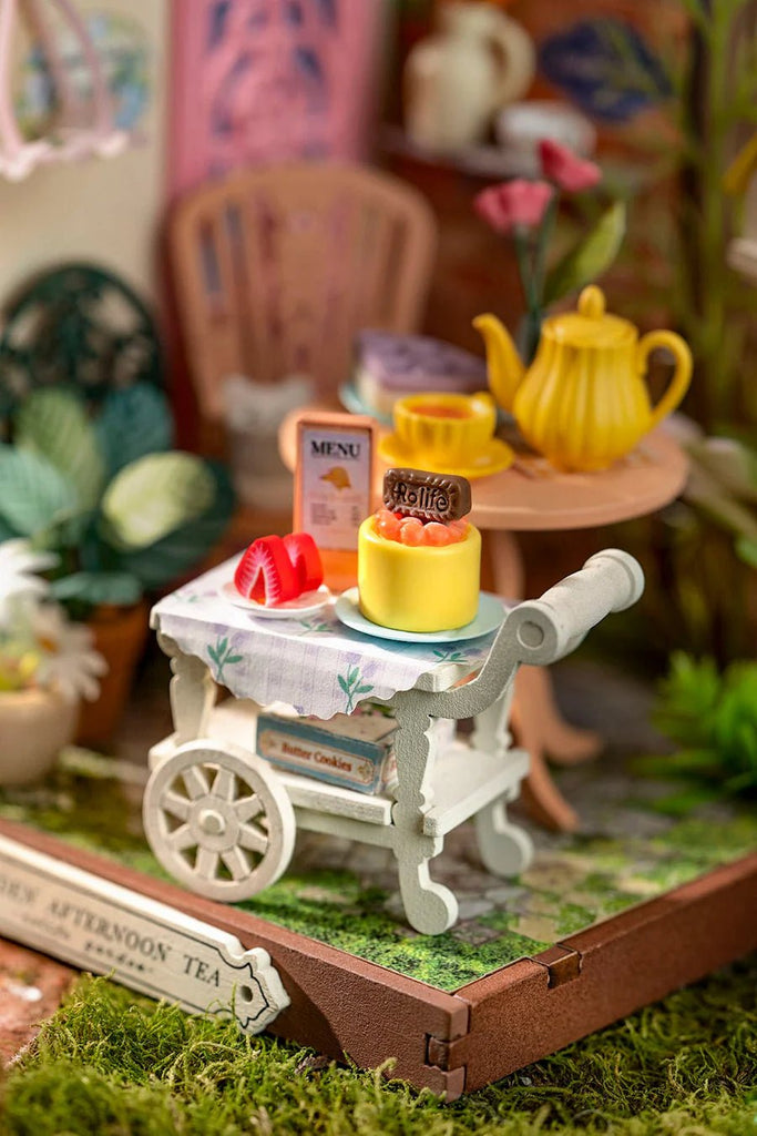 Fancy Tea Yard DS038 Holzmodell Rolife mit Kuchen und Deko

