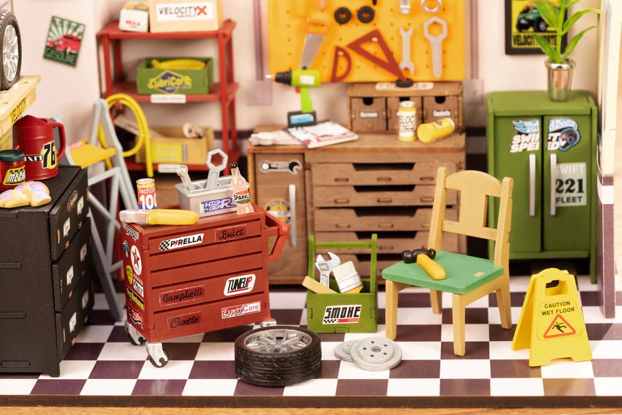 Rolife Holzbausatz DG165 Garage mit Werkbank und Rollwagen
