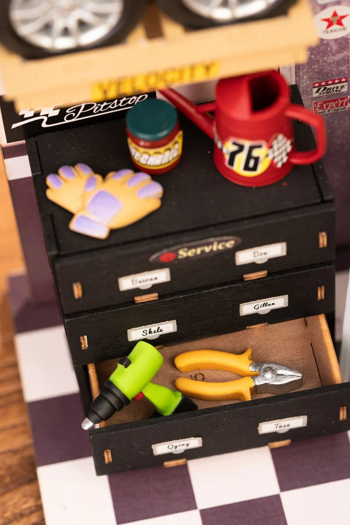 Miniatur Garage DG165 Rolife mit LED Beleuchtung und Deko
