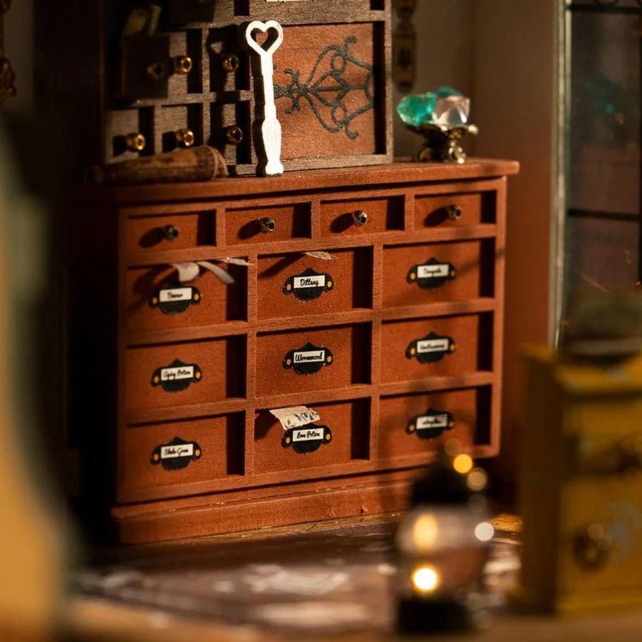 Kiki’s Magic Emporium DG155 Holzmodell mit Zauberbüchern
