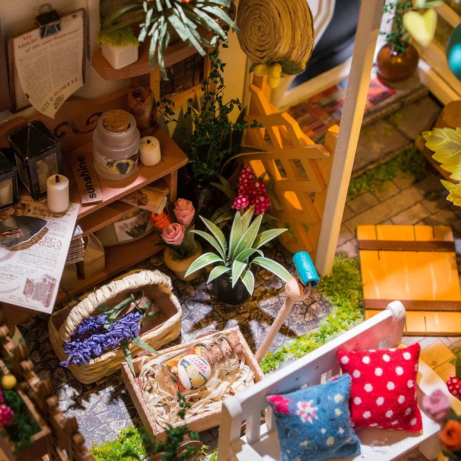 Flower House DG108 Miniatur-Gartenhaus mit Pflanzen und Möbeln
