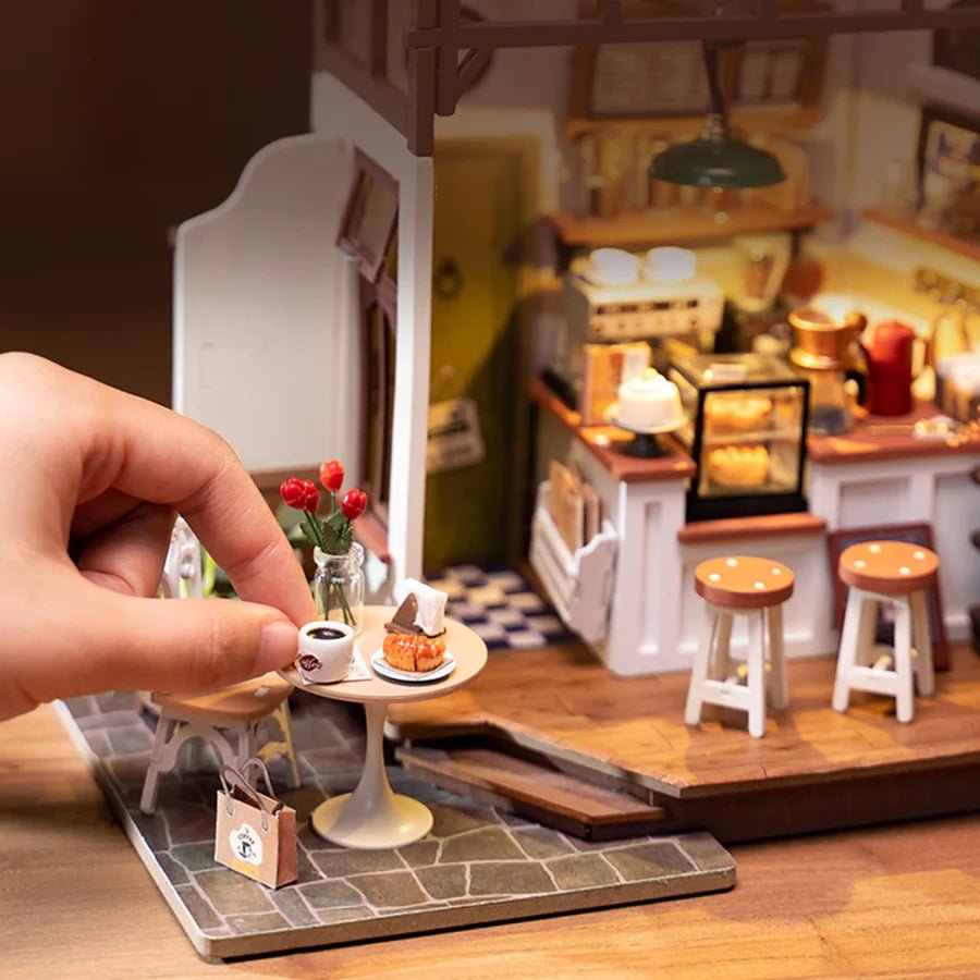 Rolife Miniaturhaus Slow Life Café Vintage Stil mit Licht
