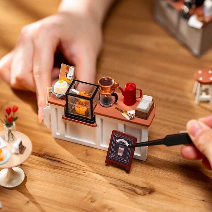 Rolife DG162 Café Bastelset mit Kaffee, Gebäck und Möbeln

