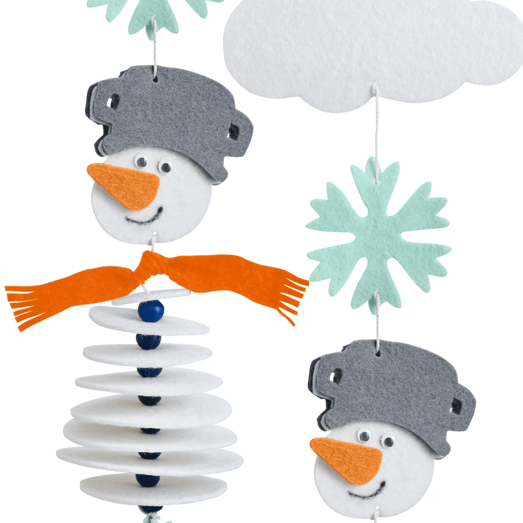Detailaufnahme eines Filz-Schneemanns mit Schal und Wackelaugen aus dem HABA Bastelset