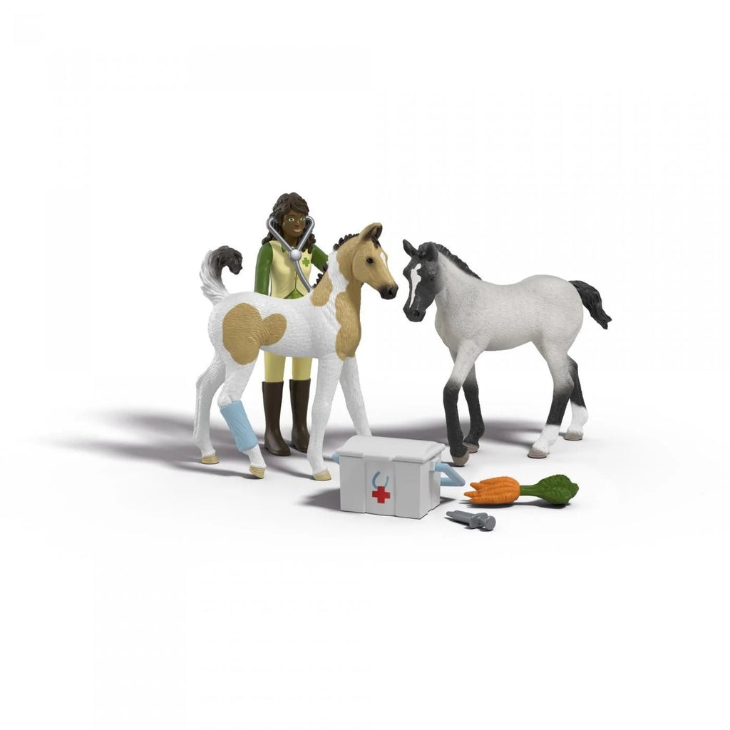 Schleich Sarah’s Erste Hilfe Set mit Figur und Fohlen
