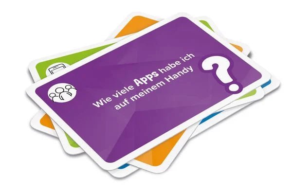 Schätz mal Kartenspiel auf Tisch mit Karten, Block und Anleitung
