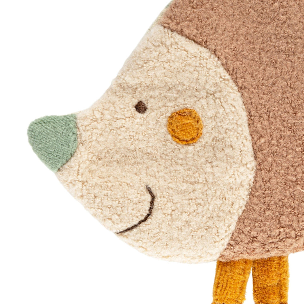 Detailaufnahme des gestickten Gesichts – Sigibaby Knister Igel

