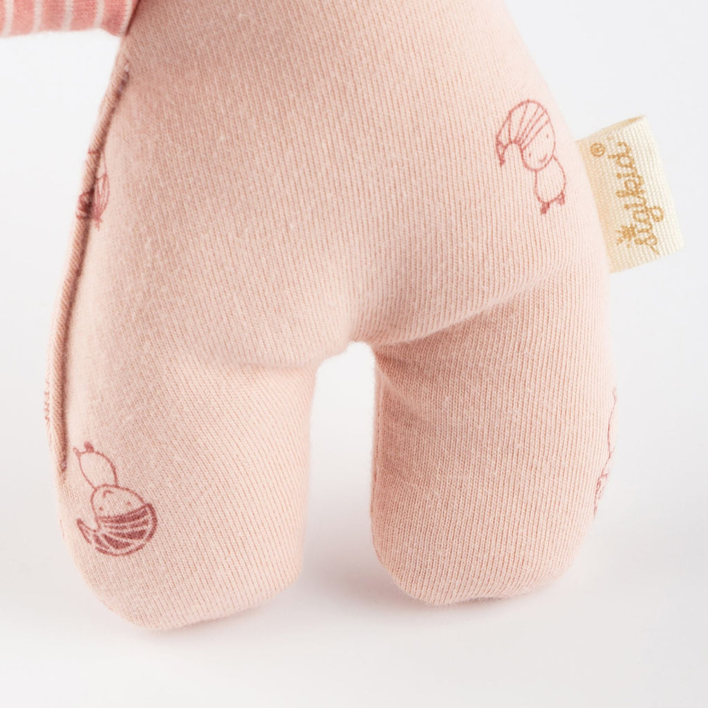Nahaufnahme gesticktes Gesicht – sigibaby Rasselpüppchen
