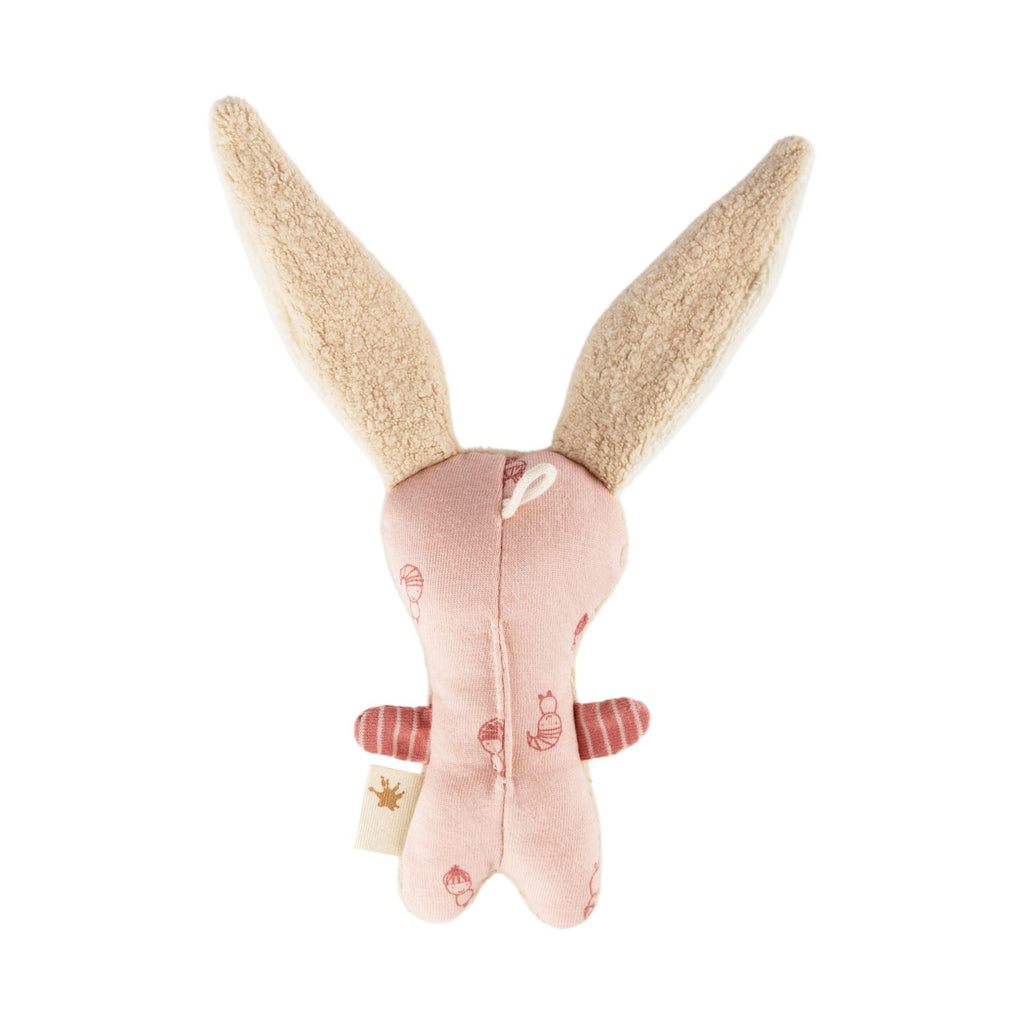 Baby hält Sigikid Rassel Hase – erstes Spielzeug 0 bis 12 Monate
