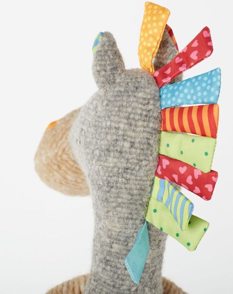 Detailaufnahme der bunten Mähne  – Sigikid Kuscheltier
