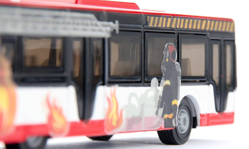 Siku Linienbus Feuerwehr-Look in Seitenansicht
