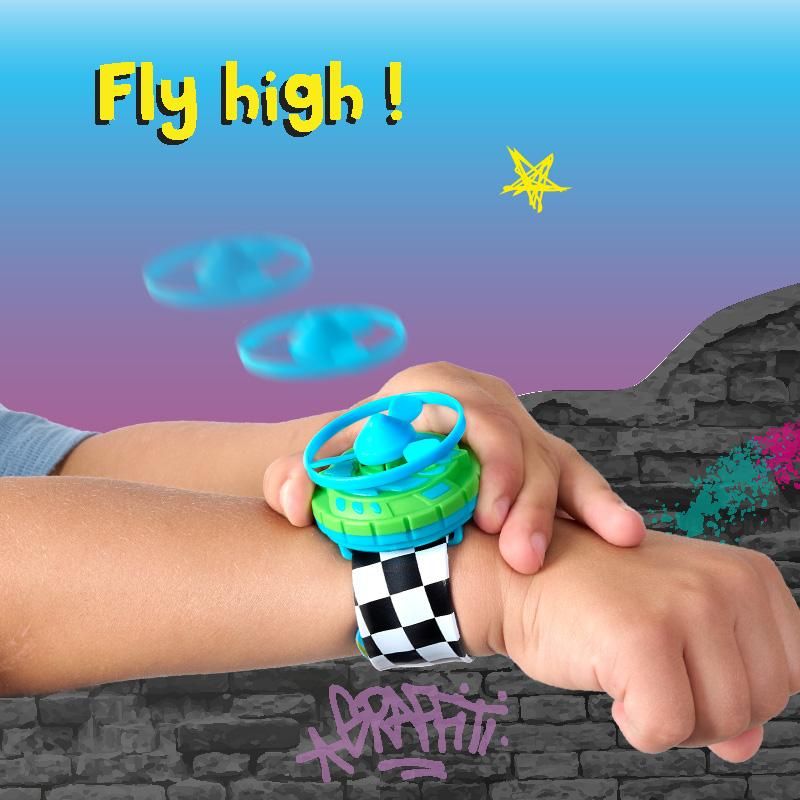 Kinder spielen mit Sky Spinner Snap-Armband und fliegender Scheibe
