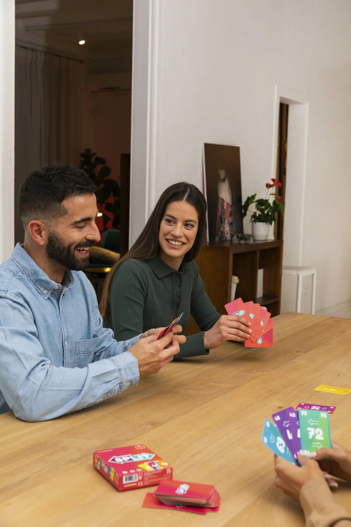 Gruppe am Tisch mit Split – Familienspiel ab 8 Jahren
