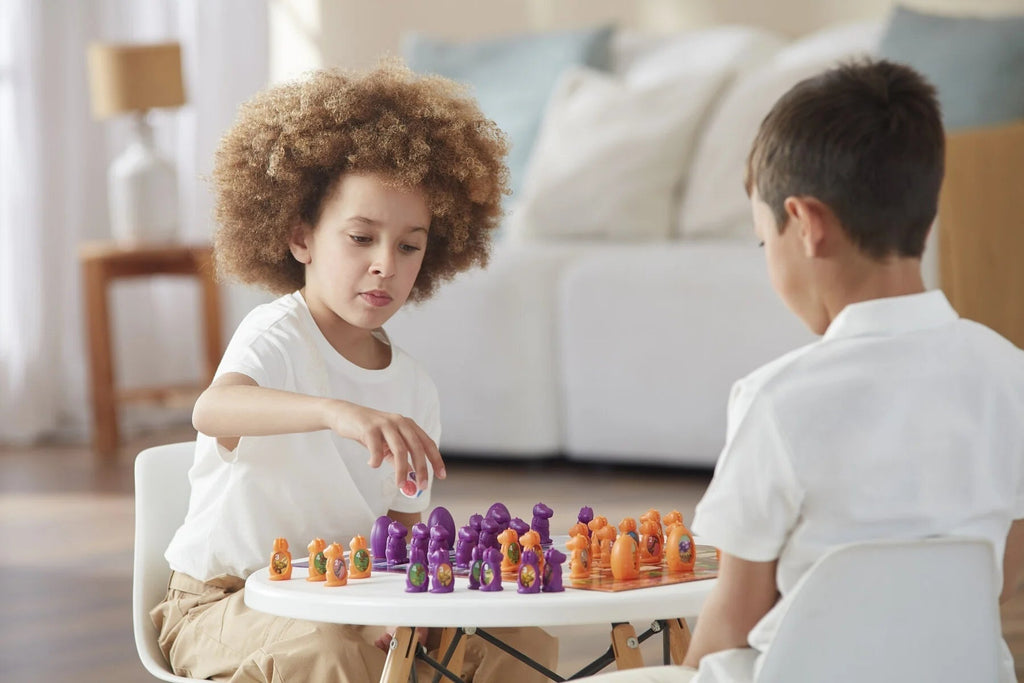 Kinder spielen Stratego Junior Dinos – Lernspiel mit Dinofiguren
