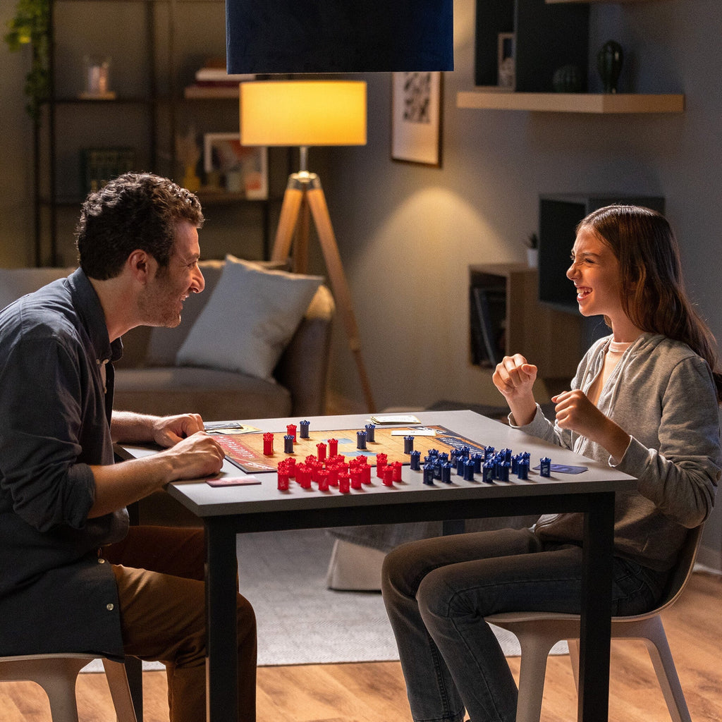 Familie spielt Stratego – Taktisches Spiel für zwei
