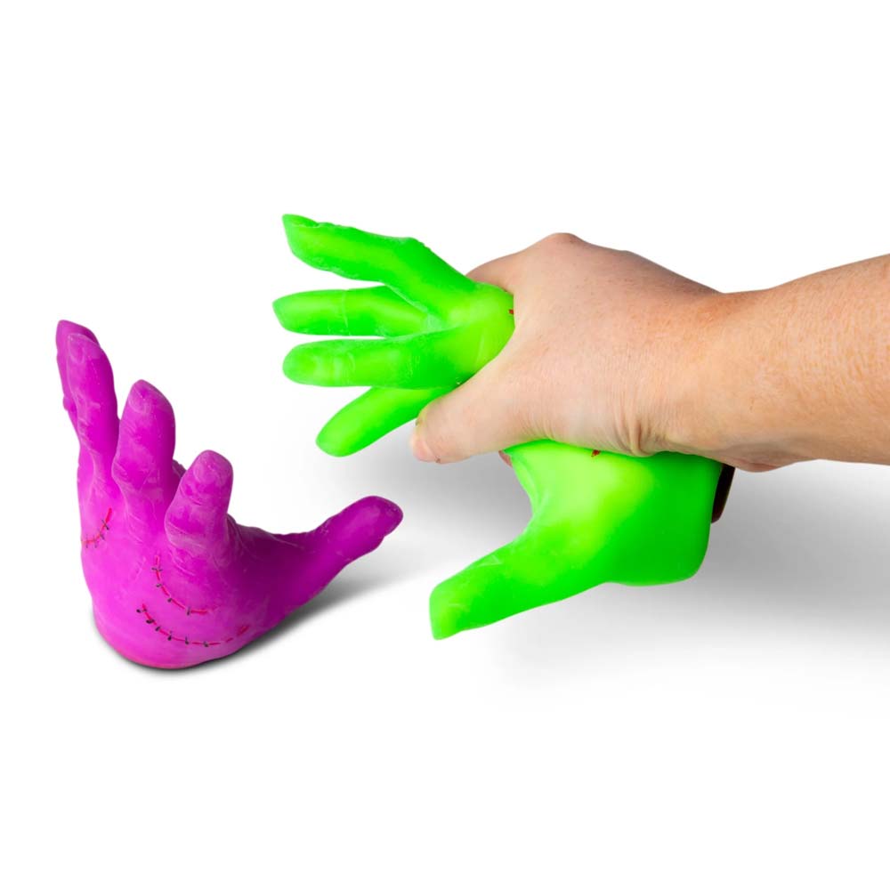Stretchy Hand mit modellierbarem Sand für Gruselspaß
