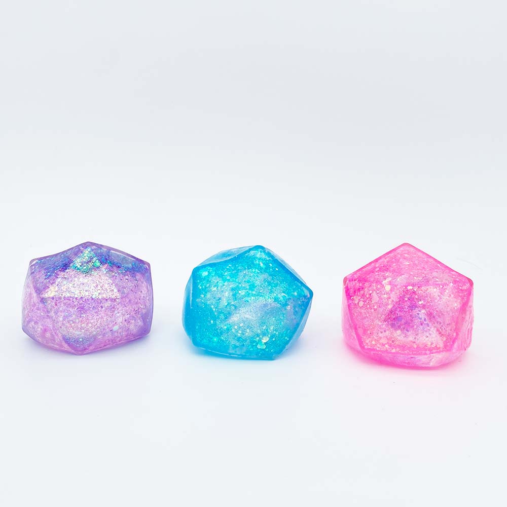 Nahaufnahme eines glitzernden Squishy-Diamanten mit Lichtreflexen
