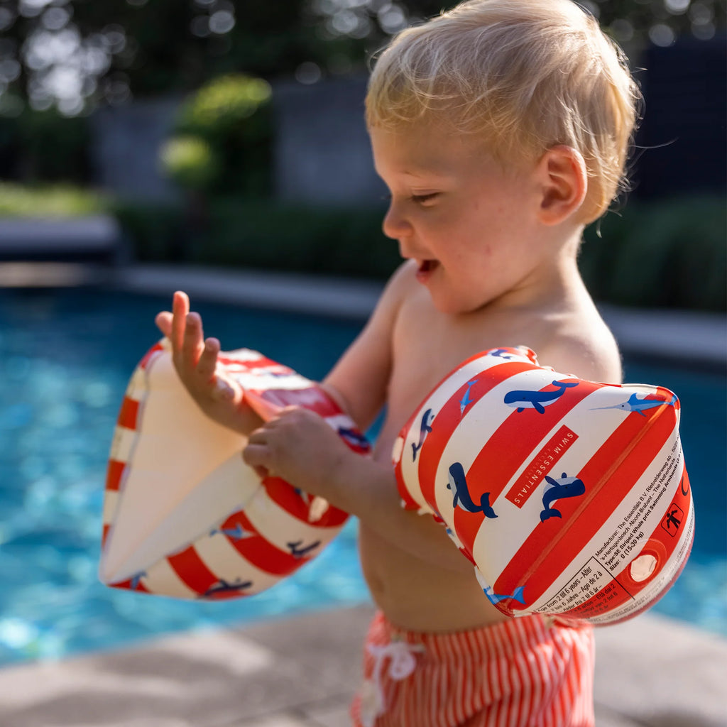 Schwimmflügel Ocean Stripes rot-weiß, 2–6 Jahre, mit Wal-Motiv