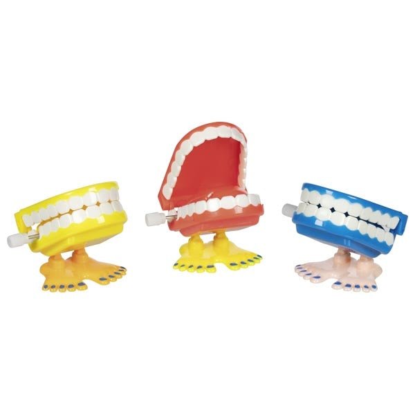 Klappernde Zappelzähne mit Aufziehmotor von vorne
