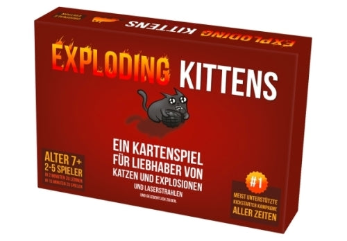 Exploding Kittens Kartenspiel: Eine Illustration zeigt eine Gruppe von Katzen, die auf Spielkarten abgebildet sind. Einige der Katzen haben verängstigte Gesichtsausdrücke, während andere explosiven Dynamit um sich herum haben