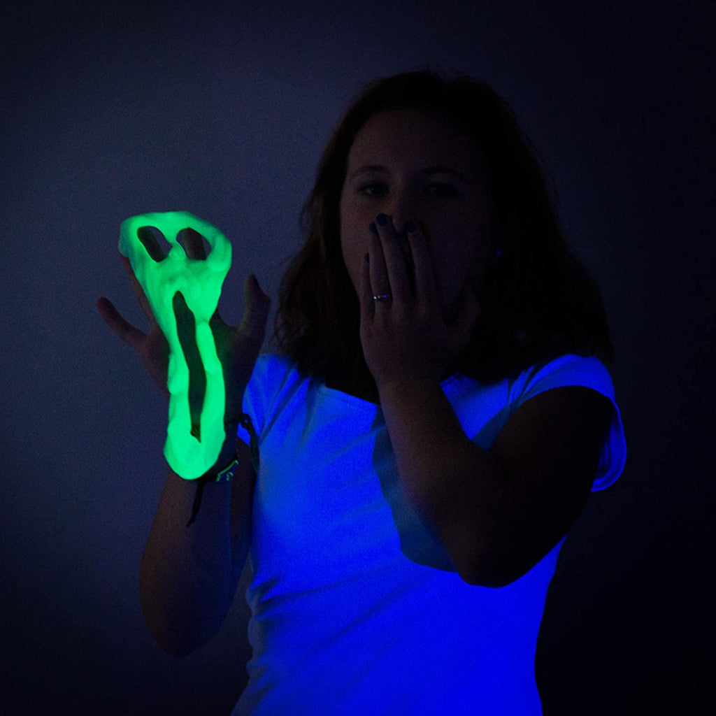 Kinderhand formt leuchtende Intelligente Knete Blau
